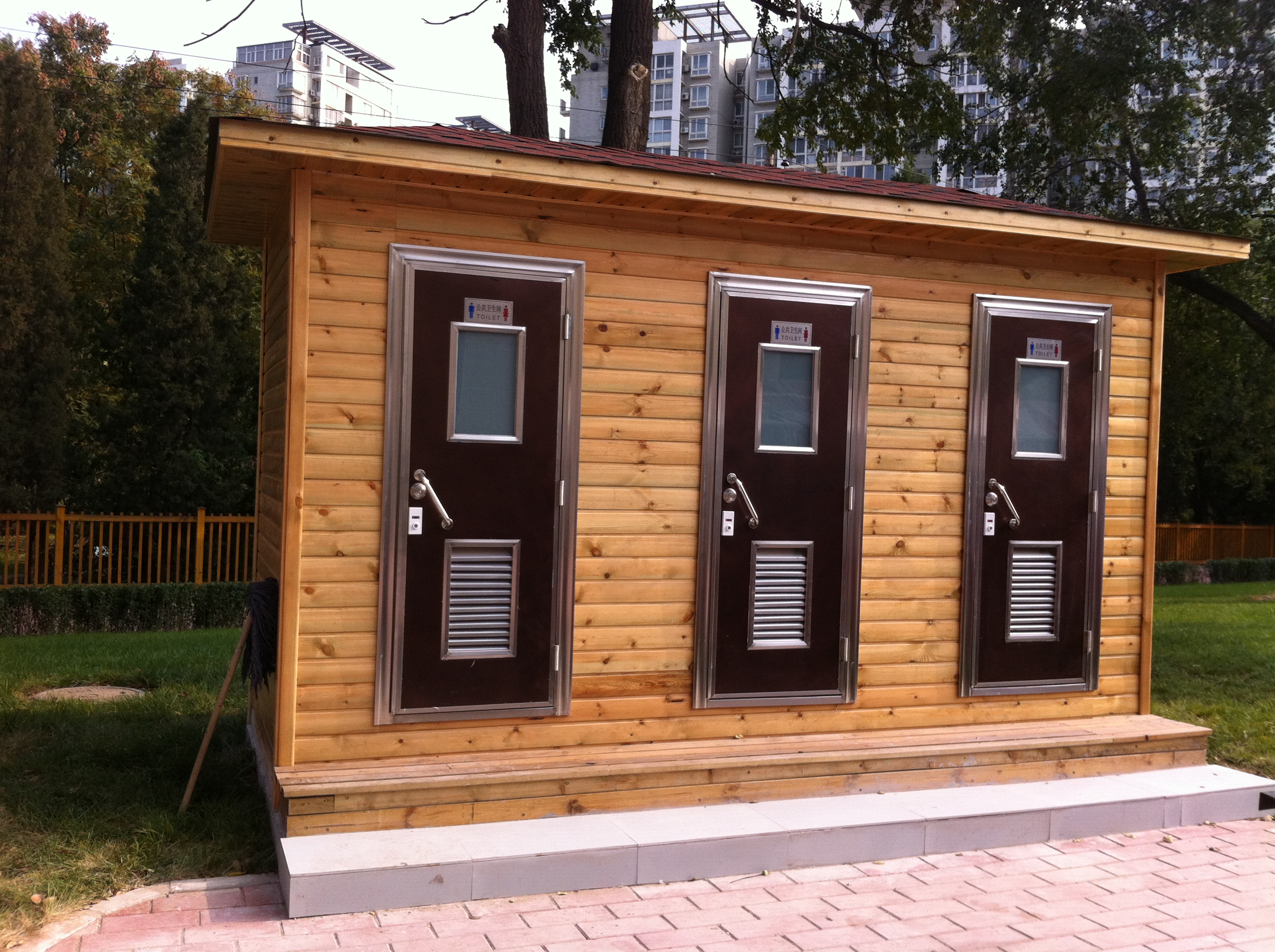 ���B����